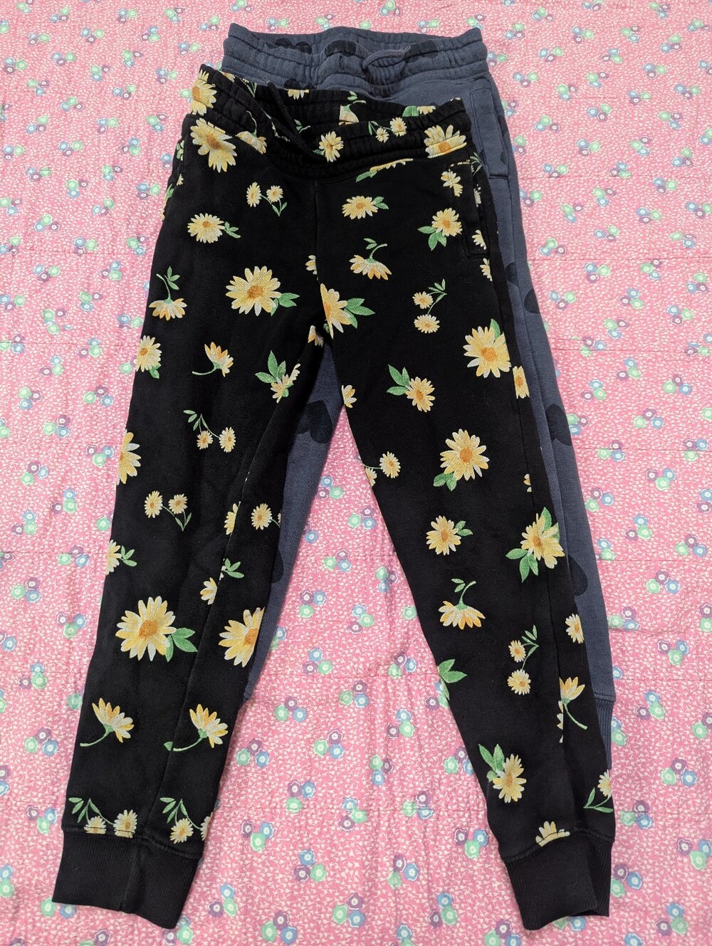 Old navy Girls' Black Floral Jogger Pants - Sunflower Print, Size 6-7